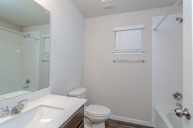Building Photo - Beautiful 3 Bed / 2.5 Bath Home with High ...