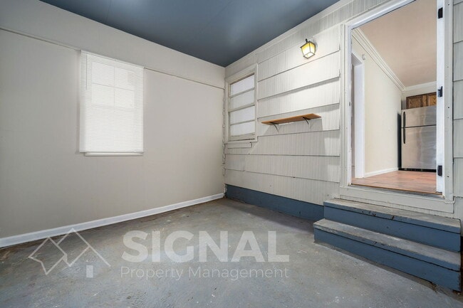 Building Photo - 1052 Apple St