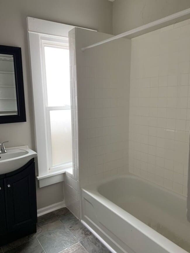 Building Photo - Charming 2-bedroom House Available with fe...