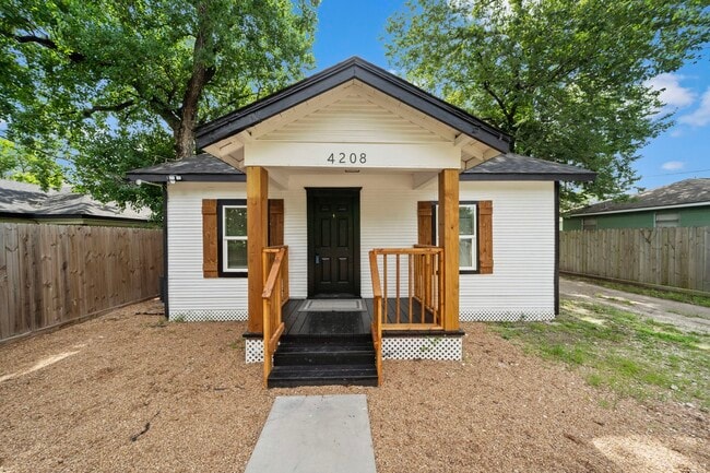 Primary Photo - 4208 Delhi St