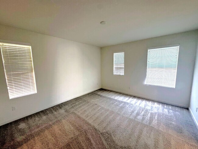 Building Photo - 1014 W Buttercup Ln