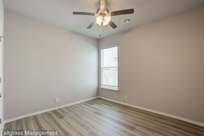 Building Photo - Spacious 4-Bedroom, 2.5-Bath in Broken Arrow!