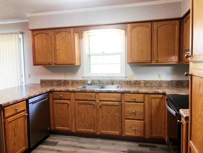 Building Photo - 1555 Flintwood Ave