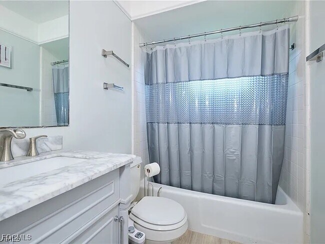 Building Photo - 4240 SE 3rd Ave