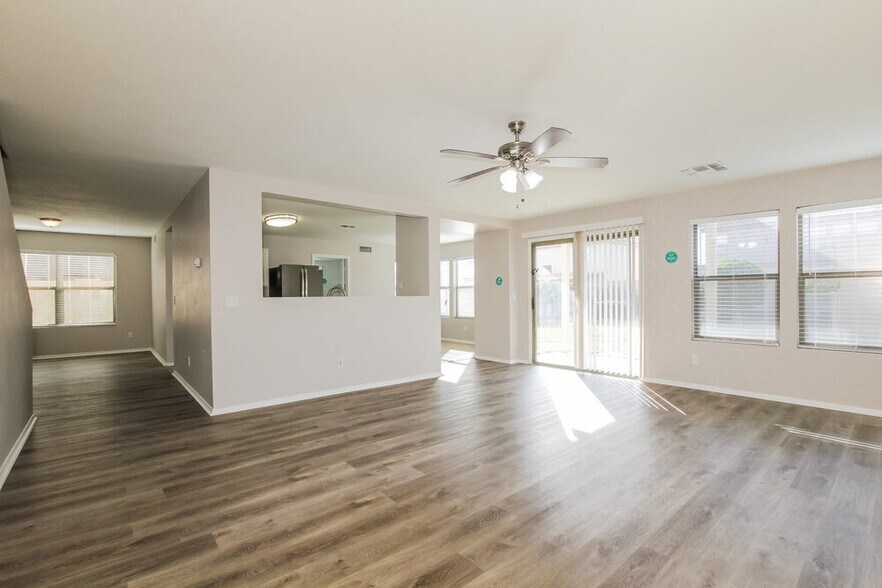 Building Photo - 4614 N 92nd Ln