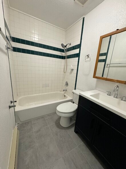 Building Photo - 387 S 9th St