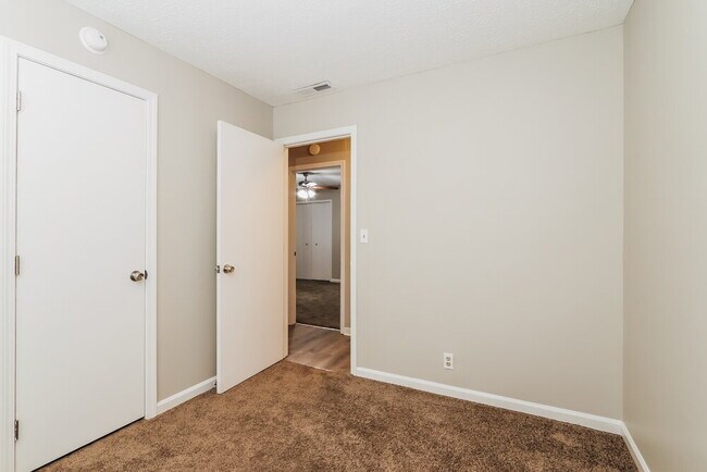 Building Photo - 7900 Rochelle Rd