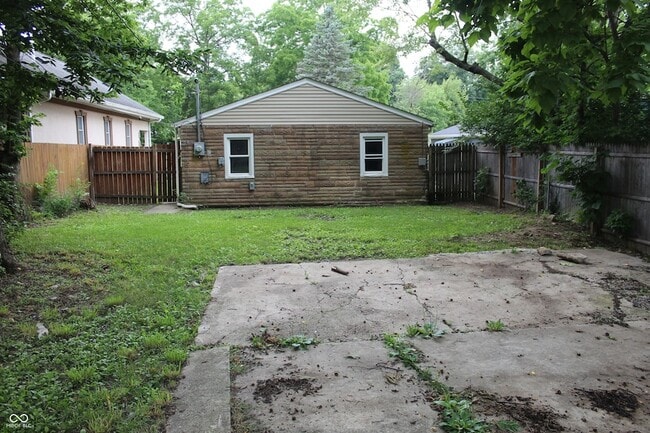 Building Photo - 3125 N Gladstone Ave