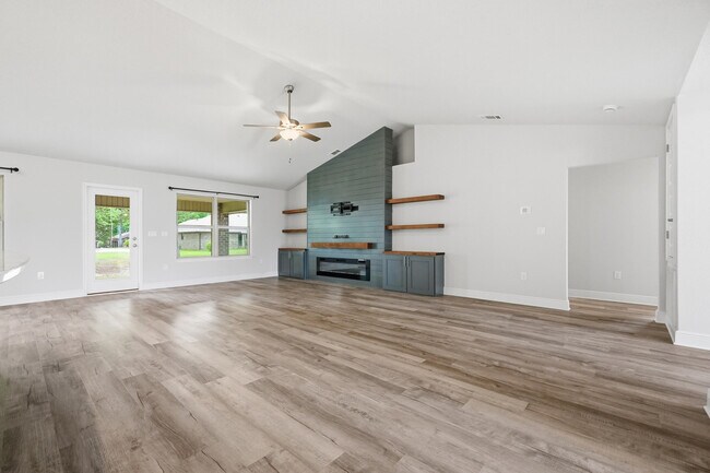 Building Photo - 5810 Crestlake Dr