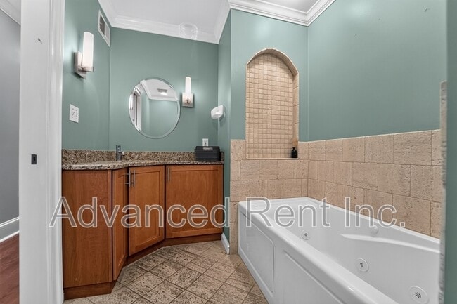 Building Photo - 528 S Curley St