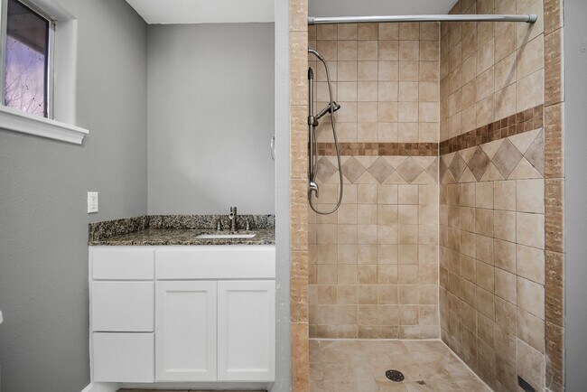 Building Photo - 6439 Hidden Arbor Ln