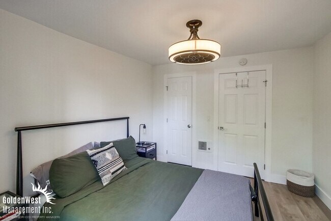 Building Photo - Beautifully Remodeled 4Bdm 2Ba Home with Detached Room/Gym Home in Talmadge Neighborhood.