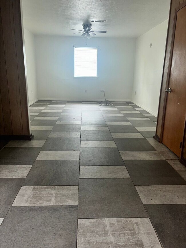 Building Photo - 6560 Lake Forest Dr