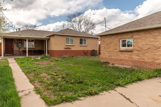 Building Photo - 3 Bed 2 Bath Home For Rent across from Slo...