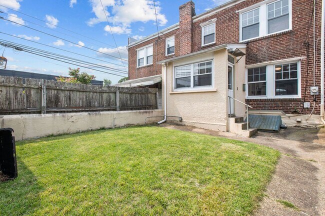 Building Photo - 603 Dayton Rd