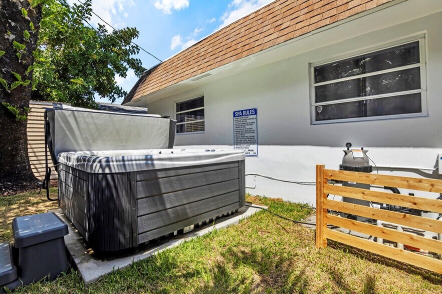 Building Photo - 2932 NW 10th Ave