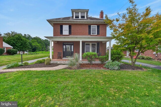 Building Photo - 832 Village Rd