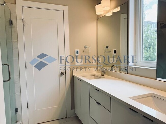Building Photo - Beautiful  3-Bed / 3.5-Bath End-Unit Townhome with Rooftop Patio, Skyline Views & Climate-Control...