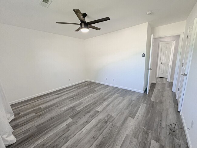 Building Photo - Available Now!  3 Bedroom, 2 Bathroom in Prime Bentonville Location, w/ Garage and Fenced-in Back...