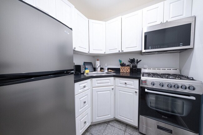 Building Photo - 305 E 95th St