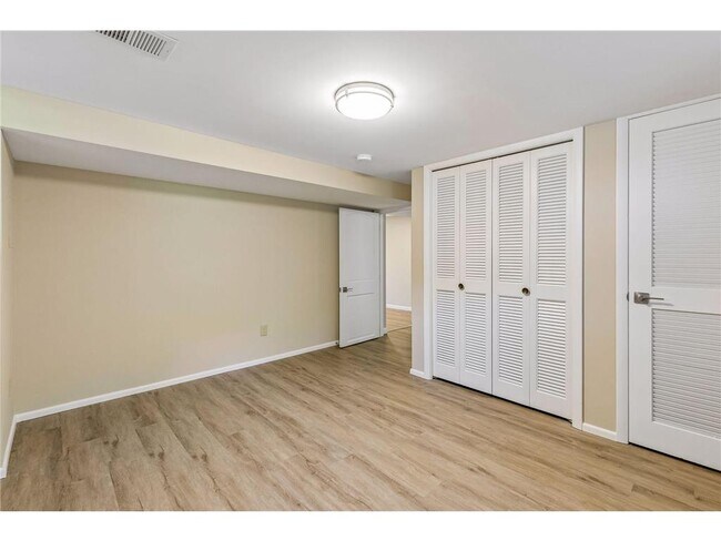 Building Photo - 1303 Crystal Lake Rd E