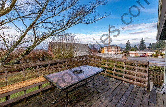 Building Photo - 4 bedroom 2.5 bathroom Home