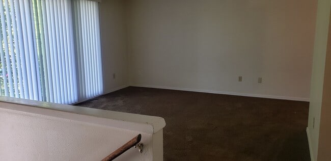 Building Photo - 3 bedroom, 2 bath plus family room duplex-...