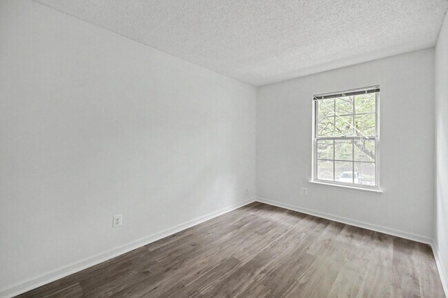 Building Photo - 12102 Green Leaf Ct