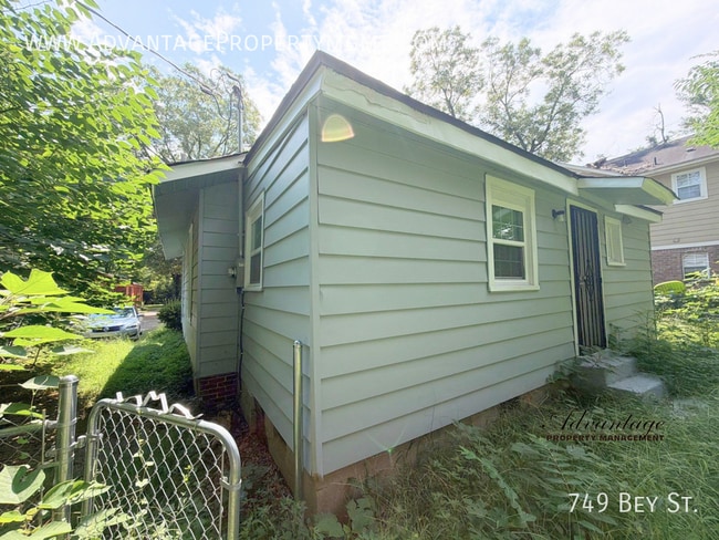 Building Photo - 749 Bey St
