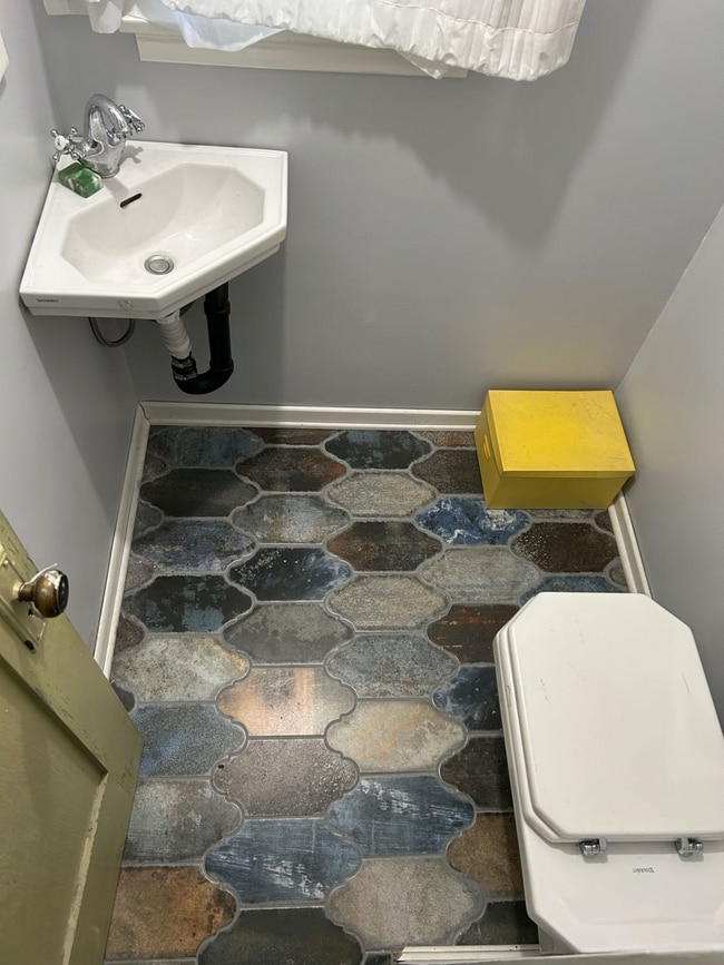 Building Photo - 1549 Rendall Pl