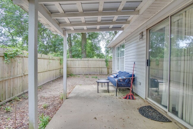 Building Photo - Modern 3BR/2BA Duplex with Granite Countertops, Stainless Appliances, Covered Patio & Private Fen...