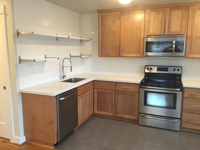Building Photo - Spacious Like New Remodel 2BR-Portsmouth-N...