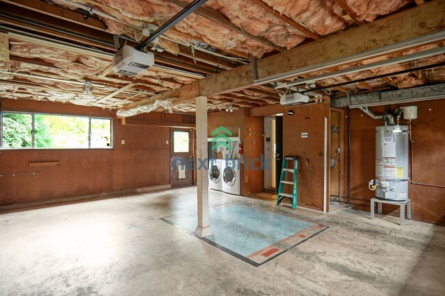 Building Photo - Spacious 5 Bed 2.5 Bath for Rent in Bellevue!