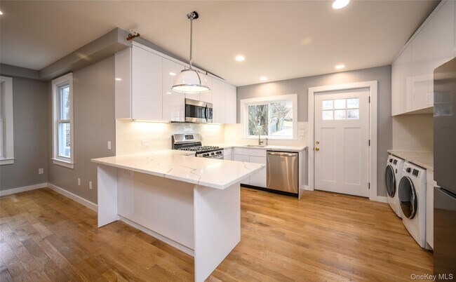 Building Photo - 86 Main St