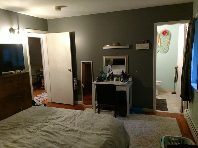 master bed w/ bath - 120 Sapsucker Woods Road
