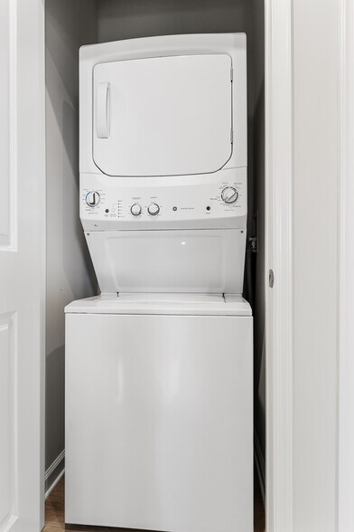 Building Photo - 10 Sidney Ln