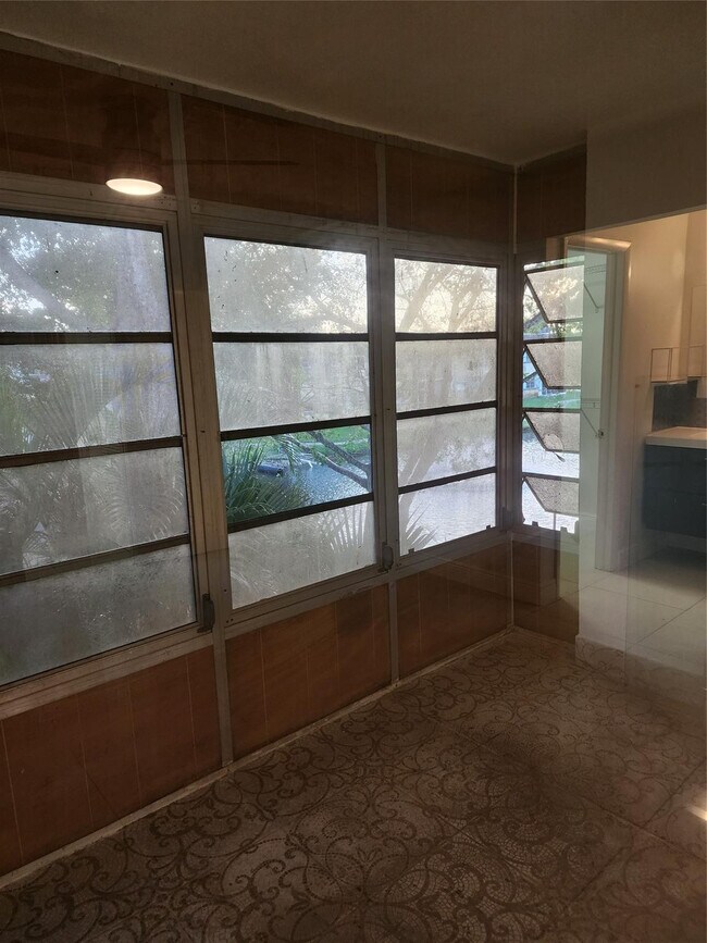 Building Photo - 5140 SW 40th Ave