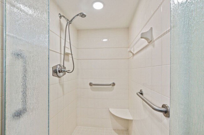 Building Photo - Fully Furnished Beautiful 2 Bedroom Seascape Towers Oceanfront Condo