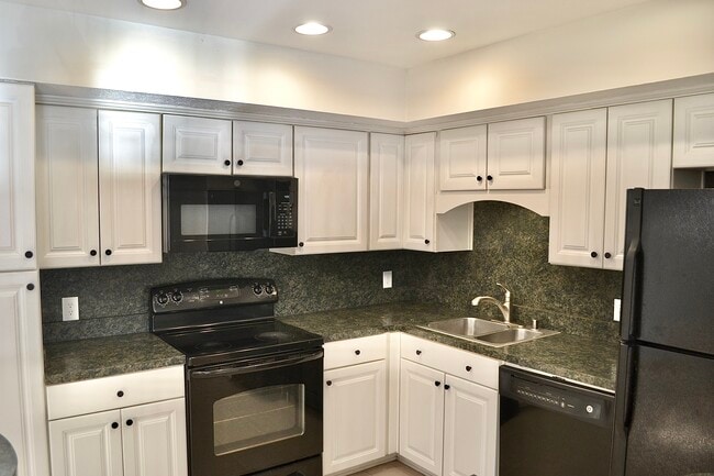 Building Photo - 416 Highwood Dr