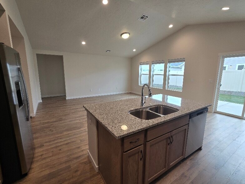 Building Photo - 323 Omphale St W