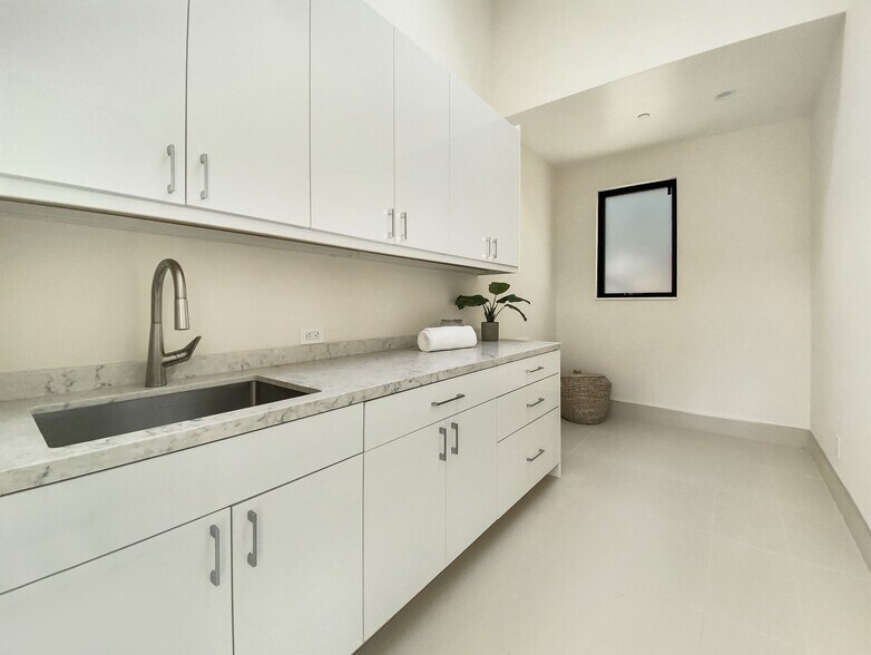 Building Photo - 10 Notre Dame Pl