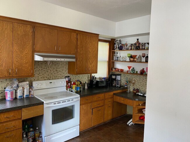 Building Photo - Beautiful 5 Bedroom/2.5 Bathroom Home in Popular Field Club Area