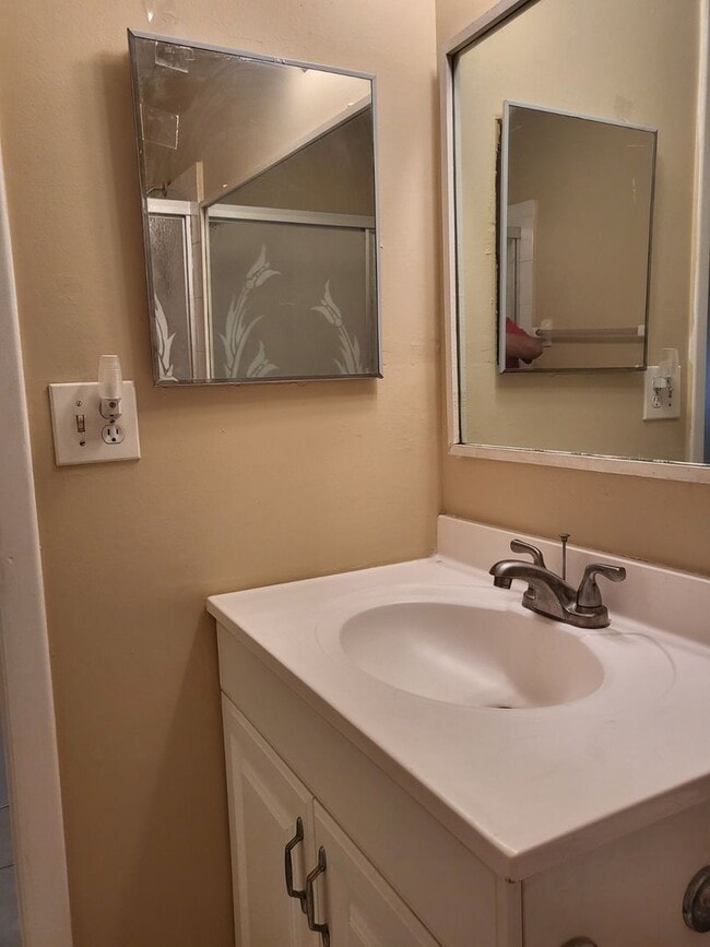 Building Photo - Fruitville & Tuttle area