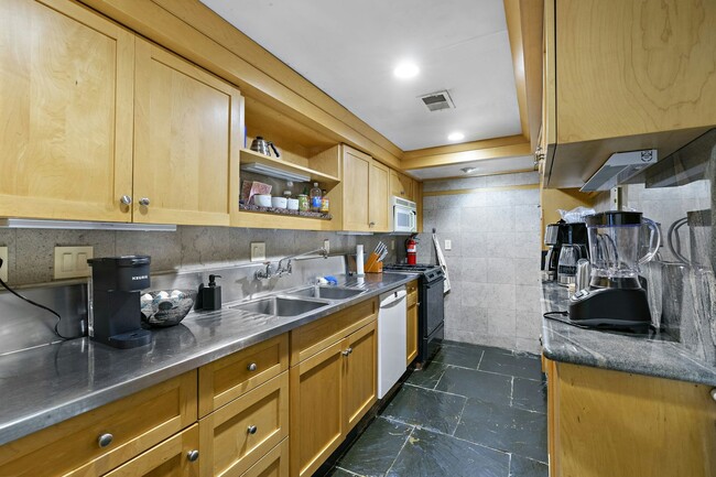 Building Photo - 304 N Alfred St