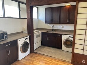 Building Photo - Move in Ready! Spacious 2/1 in town!