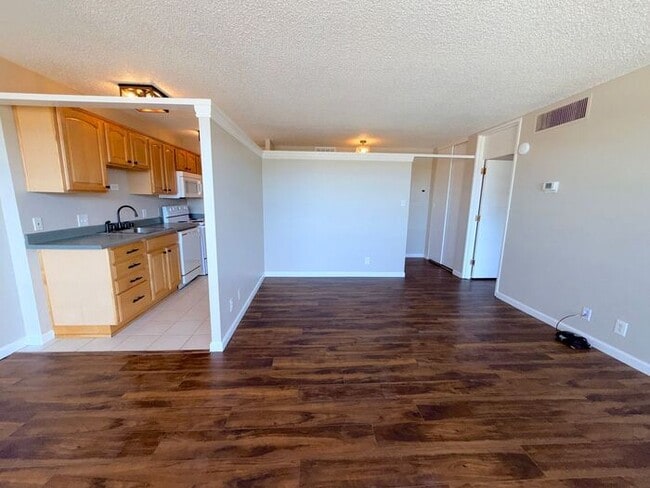 Building Photo - Reno Highrise Condo - Mountain & City Views