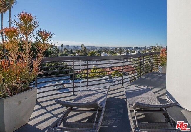 Building Photo - 1283 Havenhurst Dr