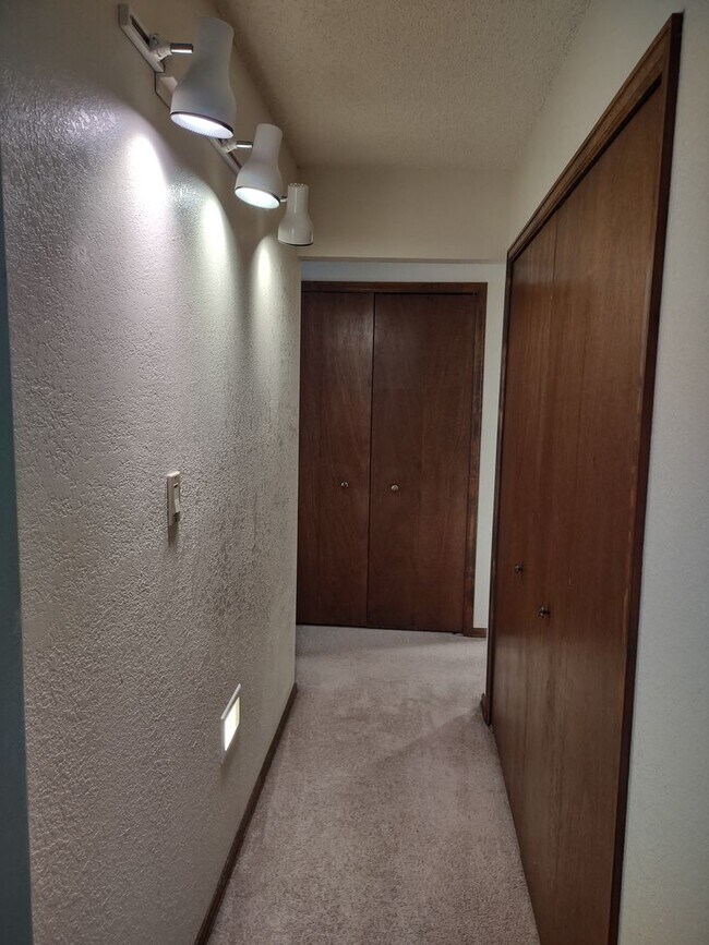 Building Photo - OPEN HOUSE 10/18/25 11am - 12pm