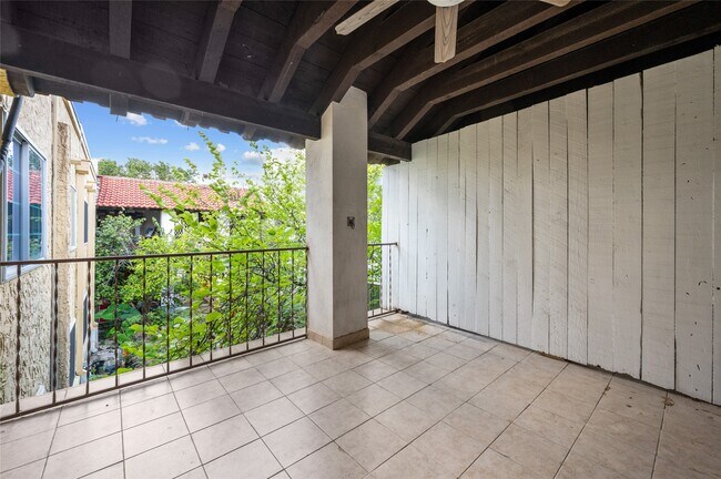 Building Photo - 2744 Briarhurst Dr