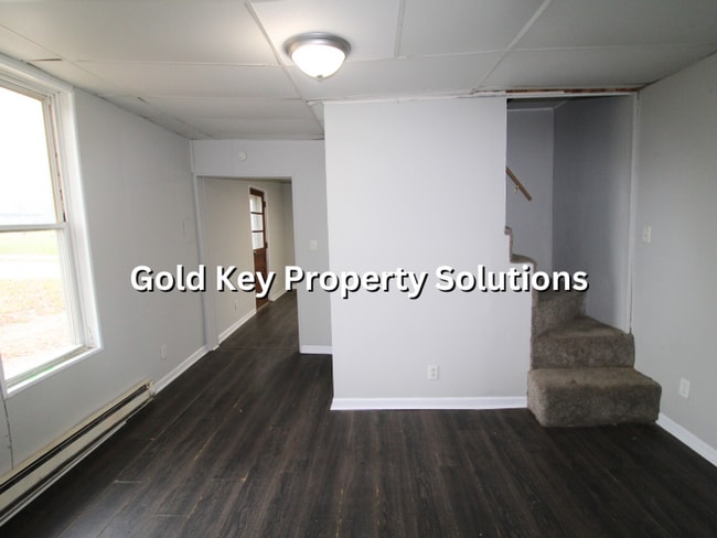 Building Photo - All Electric 2 BR 1 BA House with Main-Level Laundry Hookups (NO SECTION 8)